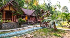 une maison avec une piscine devant dans l'établissement Boom Boom Resort, à Ban Pak Nam Khem Nu