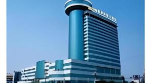 un grand bâtiment bleu avec un sommet arrondi dans l'établissement Dongying Blue Horizon Xinyue Hotel, à Dongying