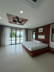 Ένα ή περισσότερα κρεβάτια σε δωμάτιο στο Cozy Siray Phuket 3-Floor Seaview Family Home