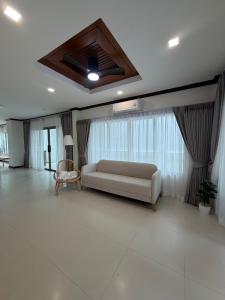 Χώρος καθιστικού στο Cozy Siray Phuket 3-Floor Seaview Family Home +10 φωτογραφίες
