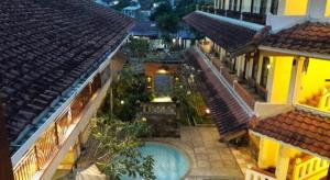 une vue aérienne d'une maison avec piscine dans l'établissement Arondari Hotel, à Sukabumi