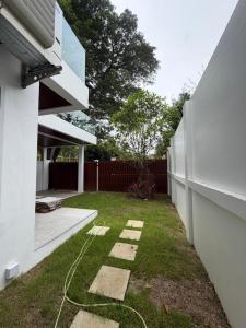 Κήπος έξω από το Cozy Siray Phuket 3-Floor Seaview Family Home
