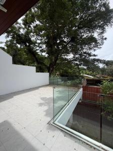 Μπαλκόνι ή βεράντα στο Cozy Siray Phuket 3-Floor Seaview Family Home