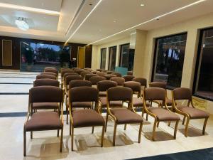 una habitación con una fila de sillas en una habitación en Hotel Florian, en Jaipur