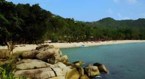 ein Strand mit vielen Felsen und einem Strand in der Unterkunft Regent Room Hotel in Surat Thani