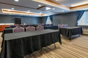 une salle de conférence avec des tables et des chaises ainsi qu'un podium dans l'établissement MainStay Suites Emporia, à Emporia