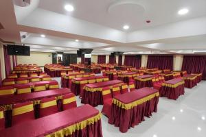 une grande pièce avec des chaises et des rideaux rouges et jaunes dans l'établissement Asoka Luxury Hotel, à Tanjungkarang