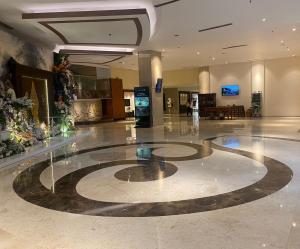 雅加达HERITAGE by Grand Sahid Jaya的大堂设有大型大堂,设有大型楼层 更多19张照片