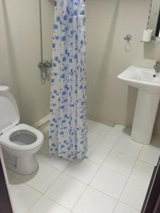 a bathroom with a toilet and a sink at Sherwood Cottage in Nuwara Eliya