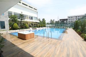 una piscina con bañera en medio de un edificio en INSPIRE Hotel, en Kammasandra