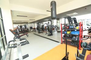 un gimnasio con mucho equipamiento en INSPIRE Hotel, en Kammasandra