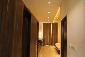 Habitación con dormitorio con cama y ventana en INSPIRE Hotel, en Kammasandra