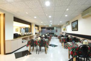 龍潭區的住宿－樸隄商務旅館，餐厅里一排桌椅