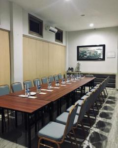 ein großer Konferenzraum mit einem langen Tisch und Stühlen in der Unterkunft Hotel D' CaLia Tarakan in Klapa