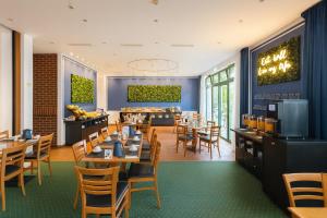 a dining room with tables and chairs in a restaurant at Acron-Hotel Quedlinburg in Quedlinburg