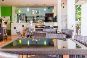 un restaurant avec des chaises et des tables et une piscine dans l'établissement Baan Chuengkao Resort, à Ranong