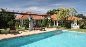 une maison avec une piscine devant une maison dans l'établissement Baan Chuengkao Resort, à Ranong