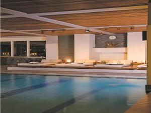 - une piscine dans un bâtiment doté d'une cheminée dans l'établissement Le Beringin, à Port Elgin 15 autres photos