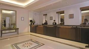 deux personnes assises à un bar dans un salon dans l'établissement Le Beringin, à Port Elgin