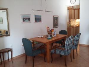 una sala da pranzo con un tavolo di legno e sedie blu di Elea Guesthouse a Galaxidhion