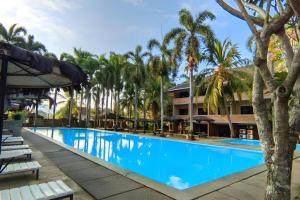 Bazén v ubytování Augusta Pelabuhan Ratu Hotel nebo v jeho okolí