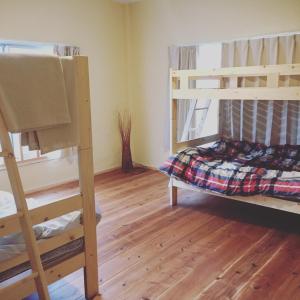 Guest House & Cafe Ohana tesisinde bir ranza yatağı veya ranza yatakları