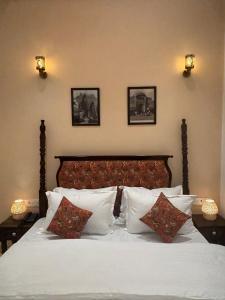 焦特布尔Surya Niwas Boutique Hotel & Garden的卧室里有一张床，床单和枕头都是白色的
