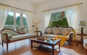 Χώρος καθιστικού στο amã Stays & Trails - White Hackle General's Retreat