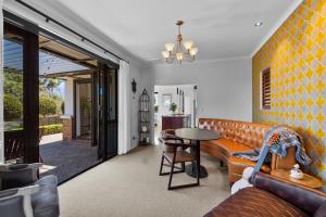 ein Wohnzimmer mit Sofa und Tisch in der Unterkunft Main House & Guest House - Group Perfect in Coatesville