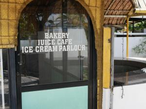 een bordje op de deur van een ijssalon bij PEARL SPOT Munroe Serviced Villa in Munroe Island +7 foto's