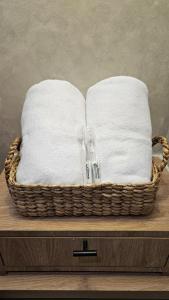 - un panier rempli de serviettes au-dessus d'une table dans l'établissement Villa Panda, Your Private Holiday Home in Malang!, à Sengkaling