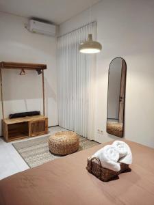 une chambre avec un miroir et un lit avec un panier dans l'établissement Villa Panda, Your Private Holiday Home in Malang!, à Sengkaling