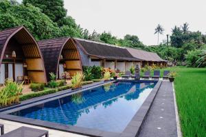 una villa con piscina in un resort di Uma Raos Cottage ad Ubud