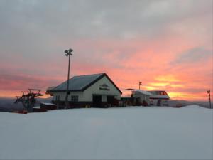 Východ nebo západ slunce při pohledu z hotelu nebo okolí