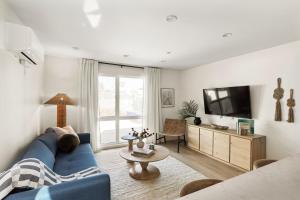 Μια τηλεόραση ή/και κέντρο ψυχαγωγίας στο Tide House - Unit A - Modern Seaside 1BD w Parking