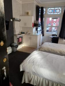 Kuchyň nebo kuchyňský kout v ubytování Norwyn Court Holiday Apartments