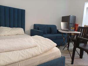 Posezení v ubytování Fully Furnished Modern Studio in a Prime Location beside Abu Dhabi Central Bus Station and Al Wahda Mall العربية استوديو حديث ومفروش بالكامل في موقع مميز بجوار محطة الحافلات المركزية ومول الوحدة في أبوظبي