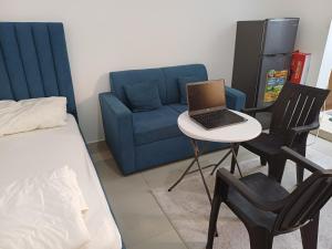 Posezení v ubytování Fully Furnished Modern Studio in a Prime Location beside Abu Dhabi Central Bus Station and Al Wahda Mall العربية استوديو حديث ومفروش بالكامل في موقع مميز بجوار محطة الحافلات المركزية ومول الوحدة في أبوظبي