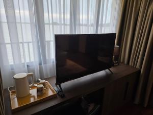 TV a/nebo společenská místnost v ubytování Golden Palm Tree Suite, Sepang, Malaysia