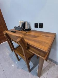 un escritorio de madera con un teléfono encima. en Gama Stay, en Lovina