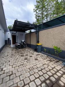 una motocicleta estacionada bajo un edificio con garaje en Gama Stay, en Lovina 8 fotos más