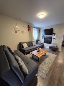 een woonkamer met een bank en een salontafel bij Comfort Tenacity in Yellowknife