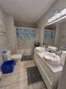 een badkamer met twee wastafels en twee toiletten bij Comfort Tenacity in Yellowknife