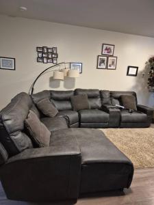 een zwarte leren bank in de woonkamer bij Comfort Tenacity in Yellowknife