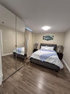 een slaapkamer met een bed en een glazen wand bij Comfort Tenacity in Yellowknife