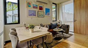 Posezení v ubytování OYO Life 92719 Rolling Hills Residence Karawang