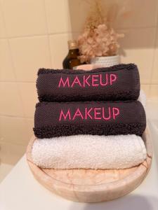 米兰达Miranda Stylish 2 Bed near Cronulla & Airport的浴室内盘上的毛巾堆