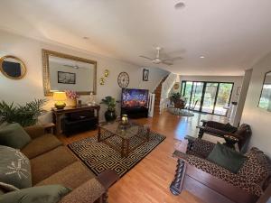 米兰达Miranda Stylish 2 Bed near Cronulla & Airport的客厅里有一张沙发和一张桌子。