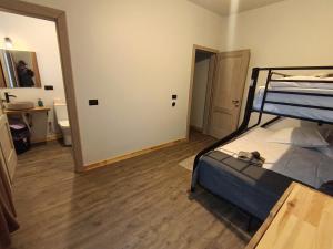 una stanza con due letti a castello e uno specchio di La Canton ad Adunaţi