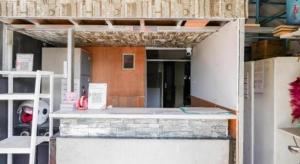 une vue d'une cuisine dans un immeuble dans l'établissement OYO 94024 Sentraland karawang By Aswin, à Poponcal 2 117 autres photos